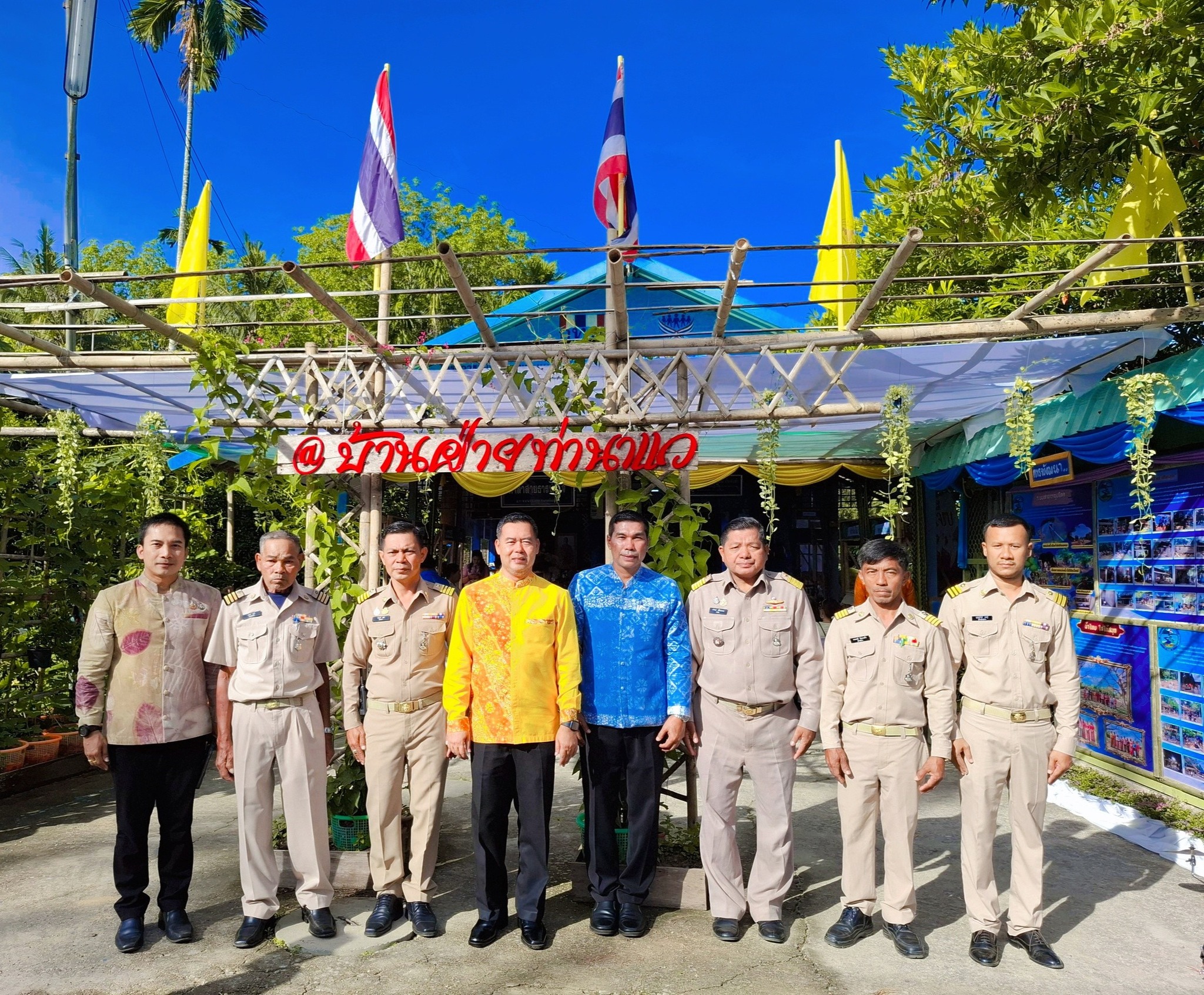วันที่ 13 มีนาคม 2568 เวลา 09.00 น. 
นายศรชัย แช่ม 
นายกองค์การบริหารส่วนตำบลนาแวพร้อมพนักงาน
ร่วมให้การต้อนรับคณะกรรมการการตรวจประเมินโครงการคัดเลือกหมู่บ้านเข้มแข็งตามแนวทาง แผ่นดินธรรม แผ่นดินทอง (หมู่บ้าน อยู่เย็น) ระดับจังหวัด ประจำปีงบประมาณ พ.ศ 2568 ณ ศาลาประจำหมู่บ้าน หมู่ที่ 11 ตำบลนาแว 
และได้เปิดตลาดนัดสีเขียว เพื่อจำหน่ายผักปลอดสารพิษ และการรณรงค์การไม่ใช้โพมและถุงพลาสติก