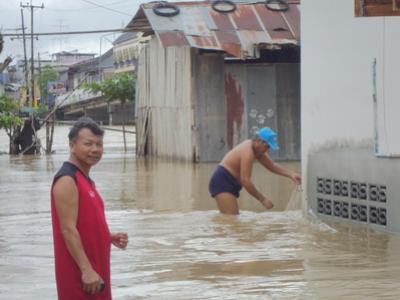 ช่วยเหลือผู้ประสบภัยน้ำท่วม
