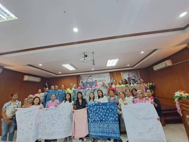 โครงการฝึกอบรมอาชีพให้กับประชาชนในตำบลนาแวหลักสูตรการทำผ้าบาติก